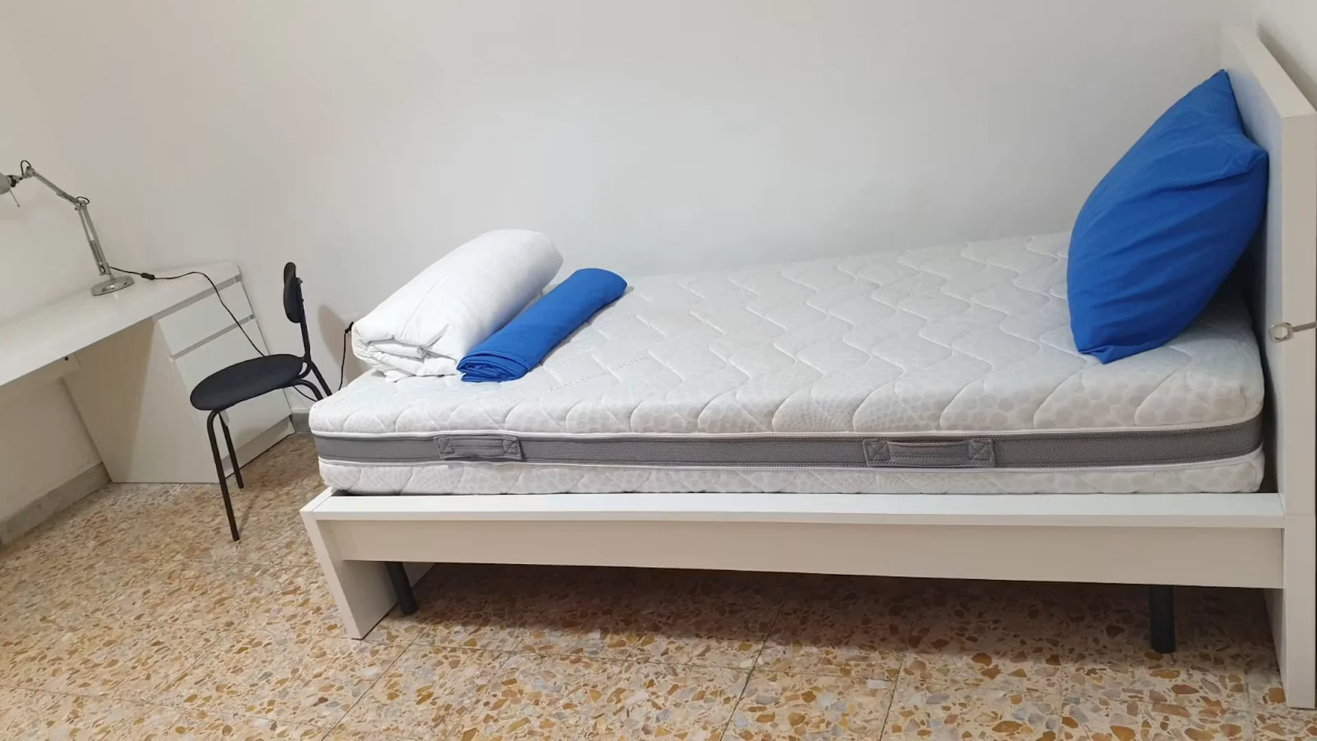 学生公寓房间出租，家具齐全