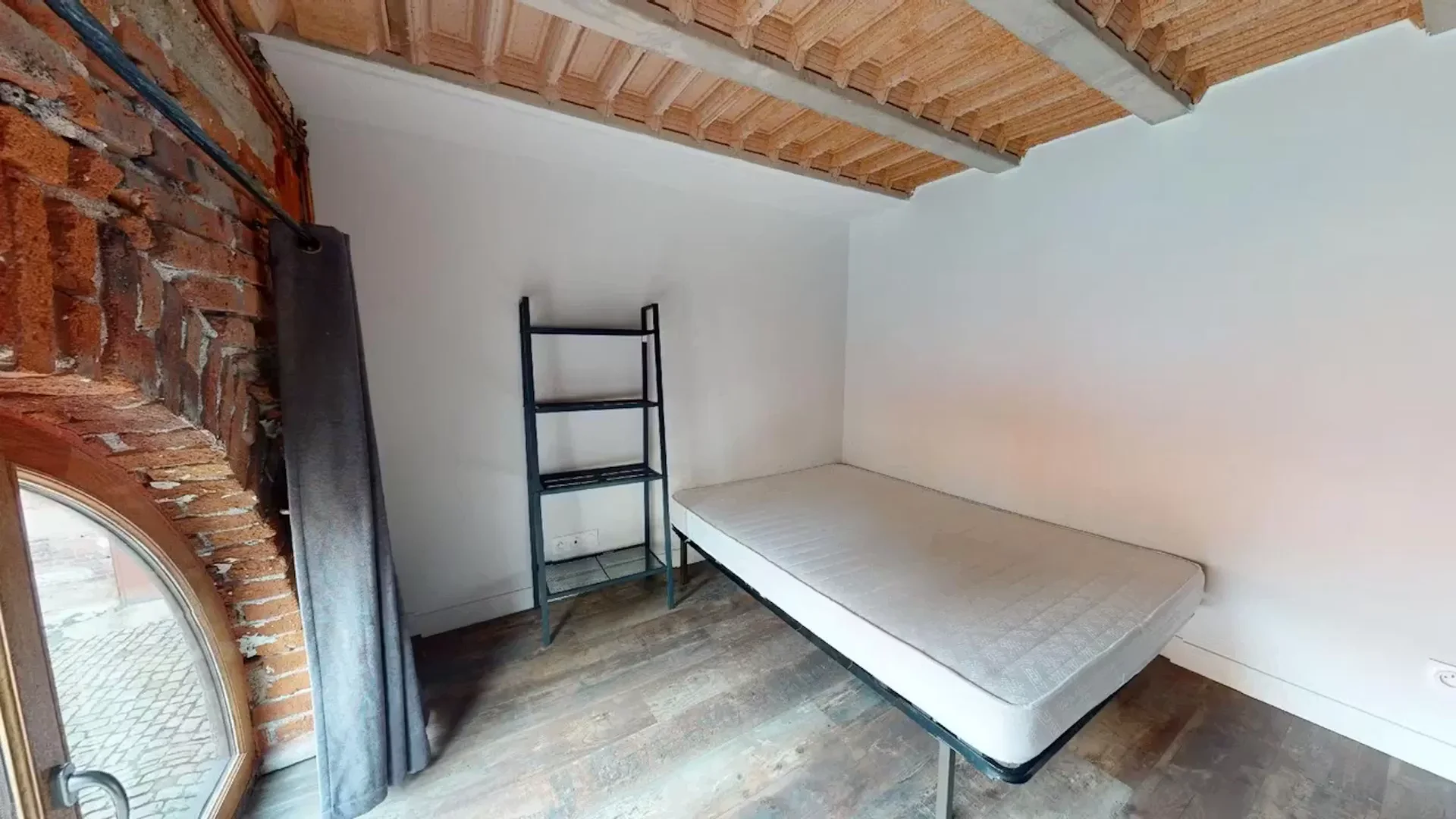 Chambre d'étudiant lumineuse et aérée avec accès facile à l'université dans