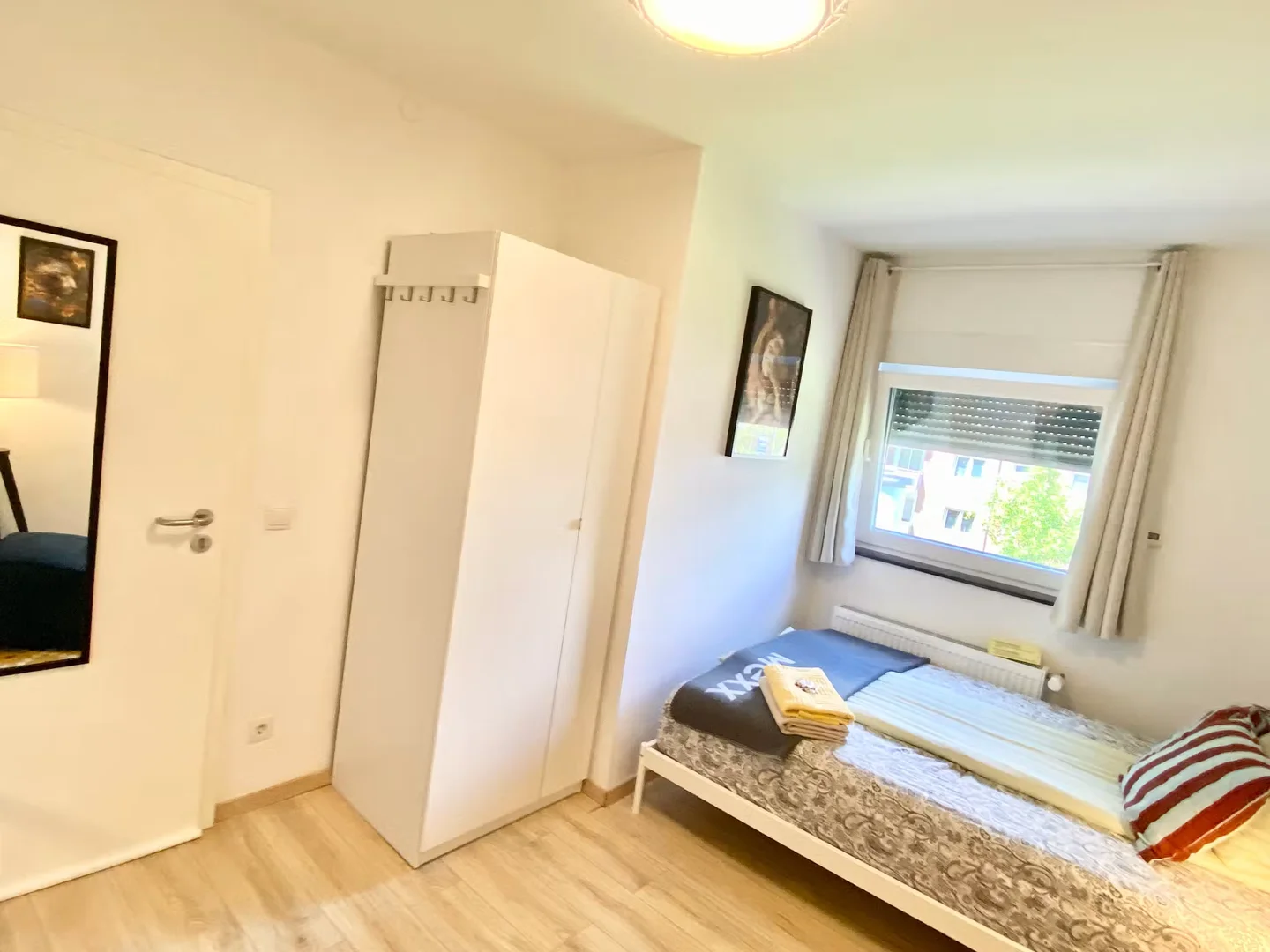 Chambre d'étudiant lumineuse et aérée avec accès facile à l'université dans