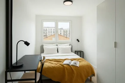 {area} de çift kişilik yataklı kiralık oda