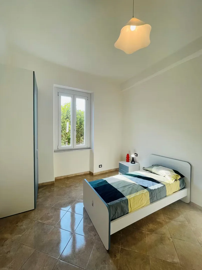Comfortable and spacious student room in 
