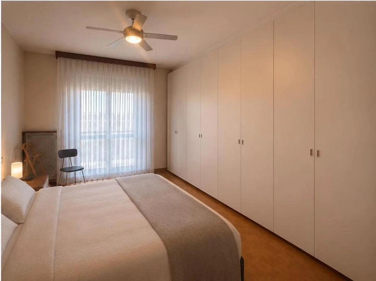 Habitación estudiantil luminosa y aireada con fácil acceso a la universidad en 
