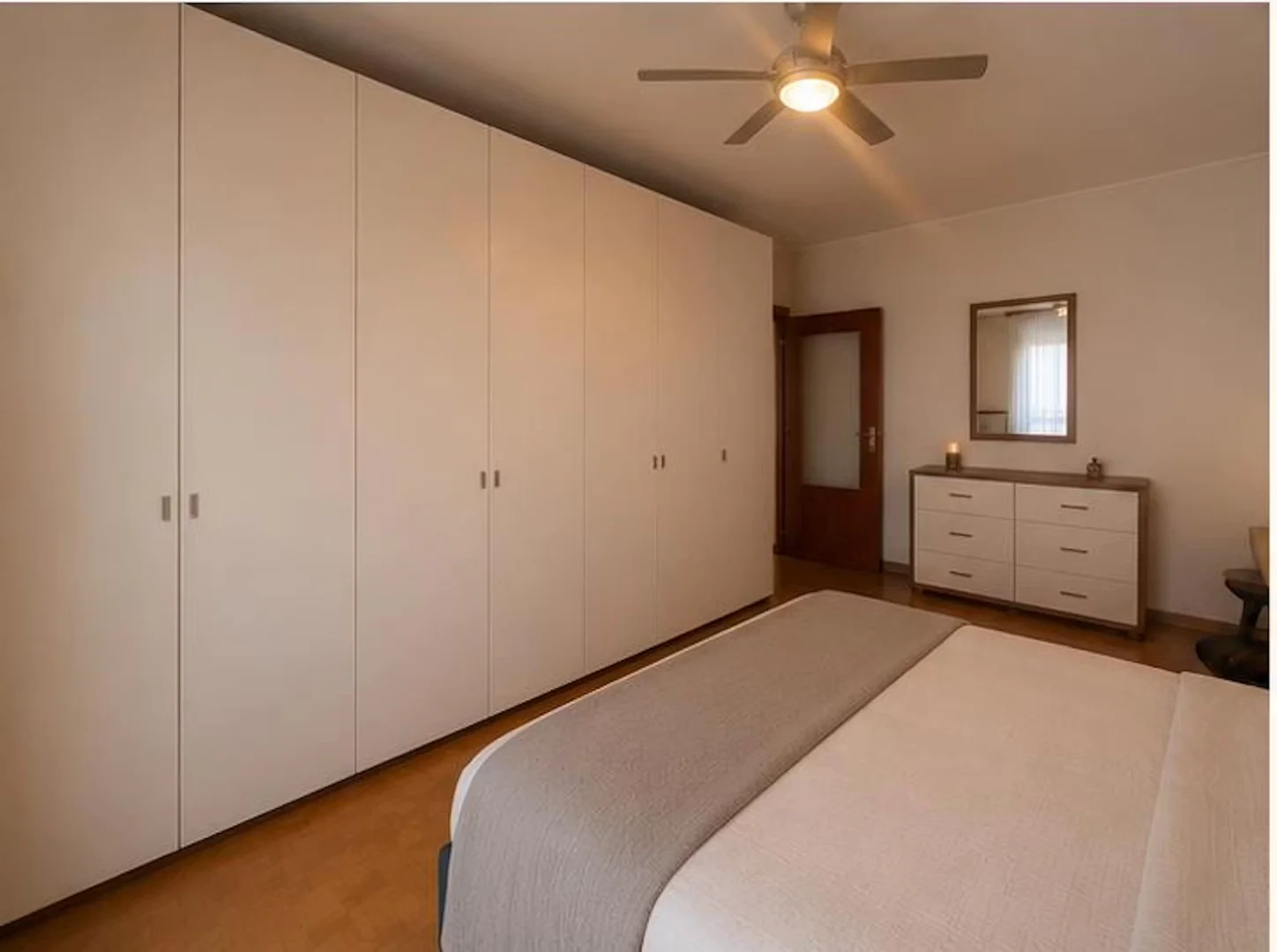 Habitación estudiantil funcional perfecta para estudiar en 