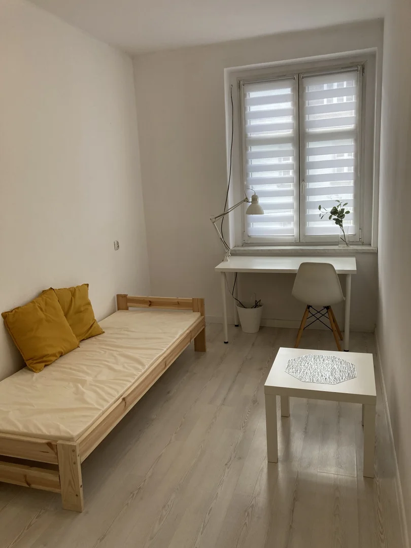 Quarto acessível para estudantes com iluminação ampla em