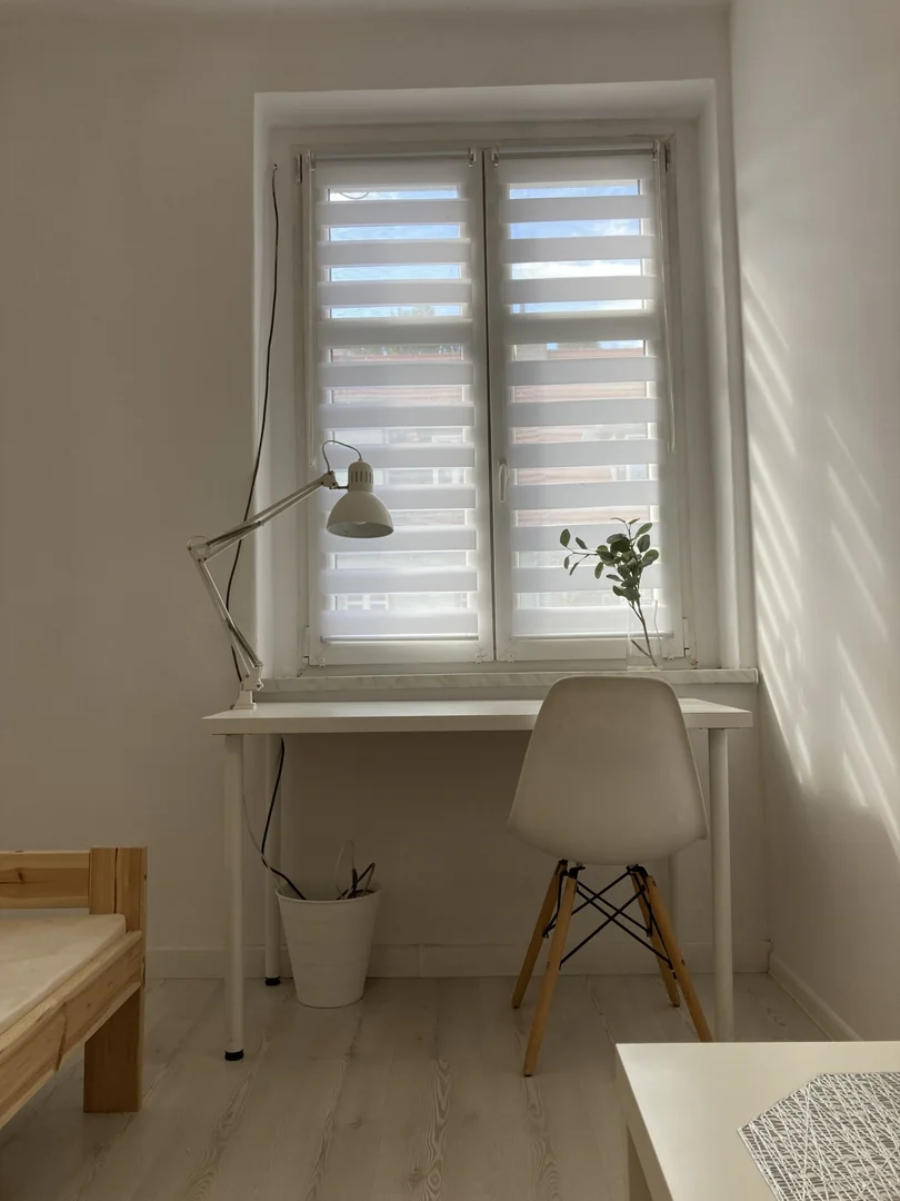 Quarto acessível para estudantes com iluminação ampla em