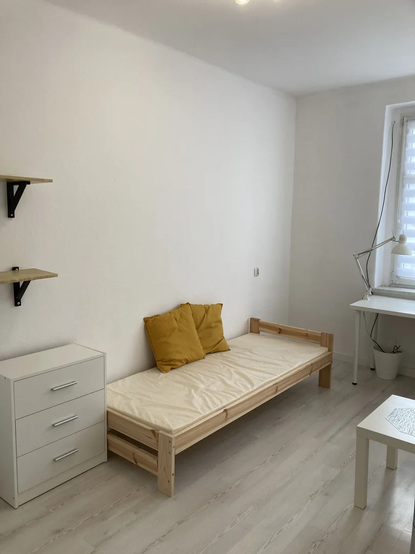Quarto acolhedor para estudantes disponível em