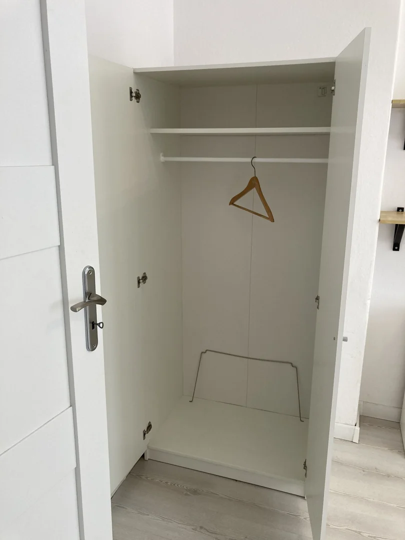 Quarto de estudante luminoso e arejado com acesso fácil à universidade em