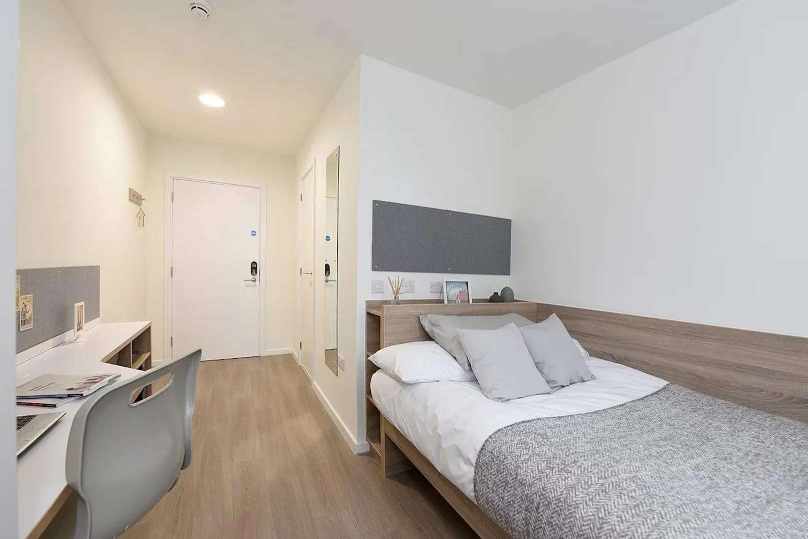 Quarto de estudante económico perto do campus em 