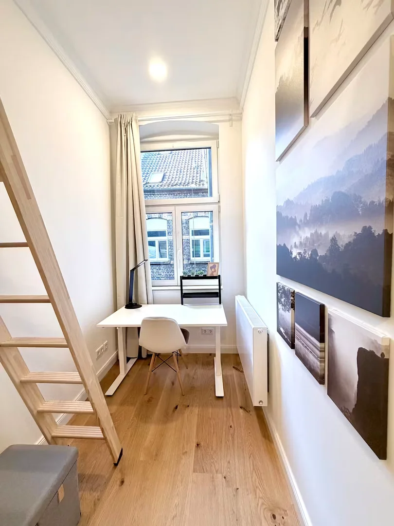 'de öğrenci dairesinde, tamamen mobilyalı kiralık oda
