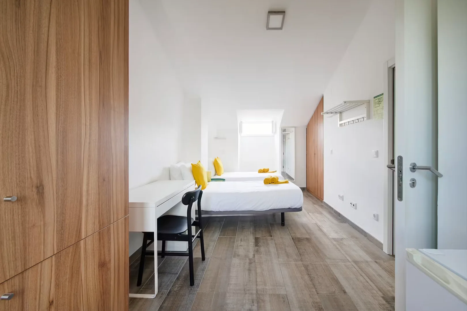 Bright and airy student room with easy university access in 
