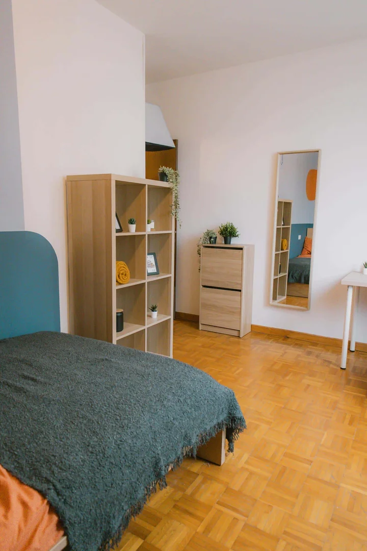 Chambre d'étudiant lumineuse et aérée avec accès facile à l'université dans 
