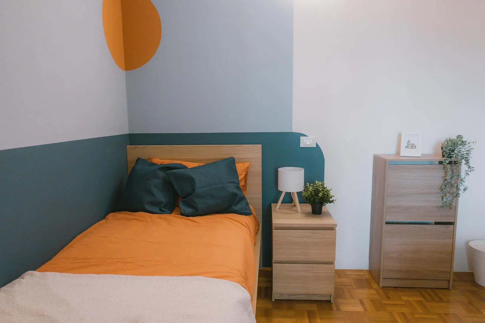 Chambre conviviale pour les étudiants dans  avec des équipements modernes