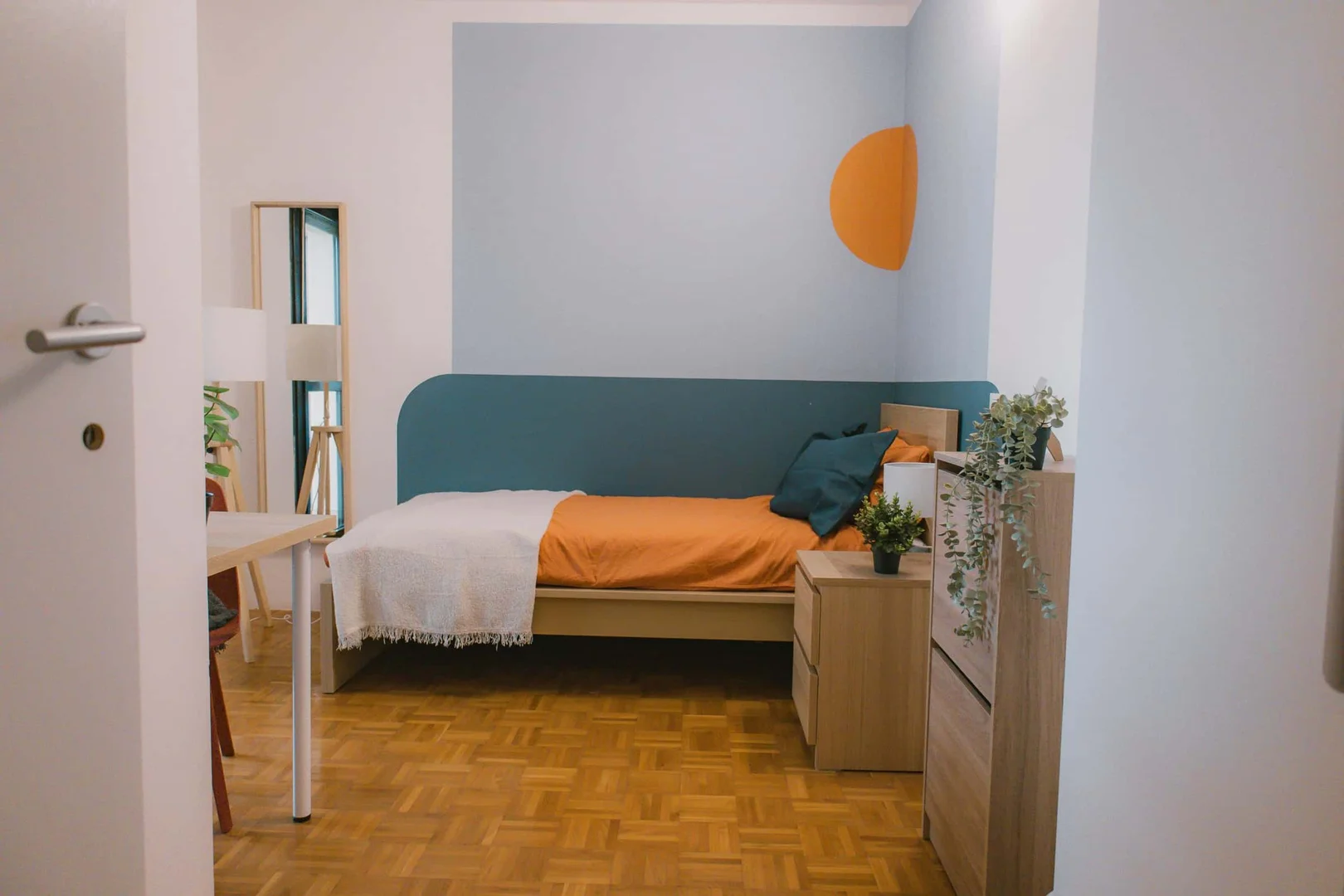 Chambre d'étudiant à  avec espace d'étude et installations communes