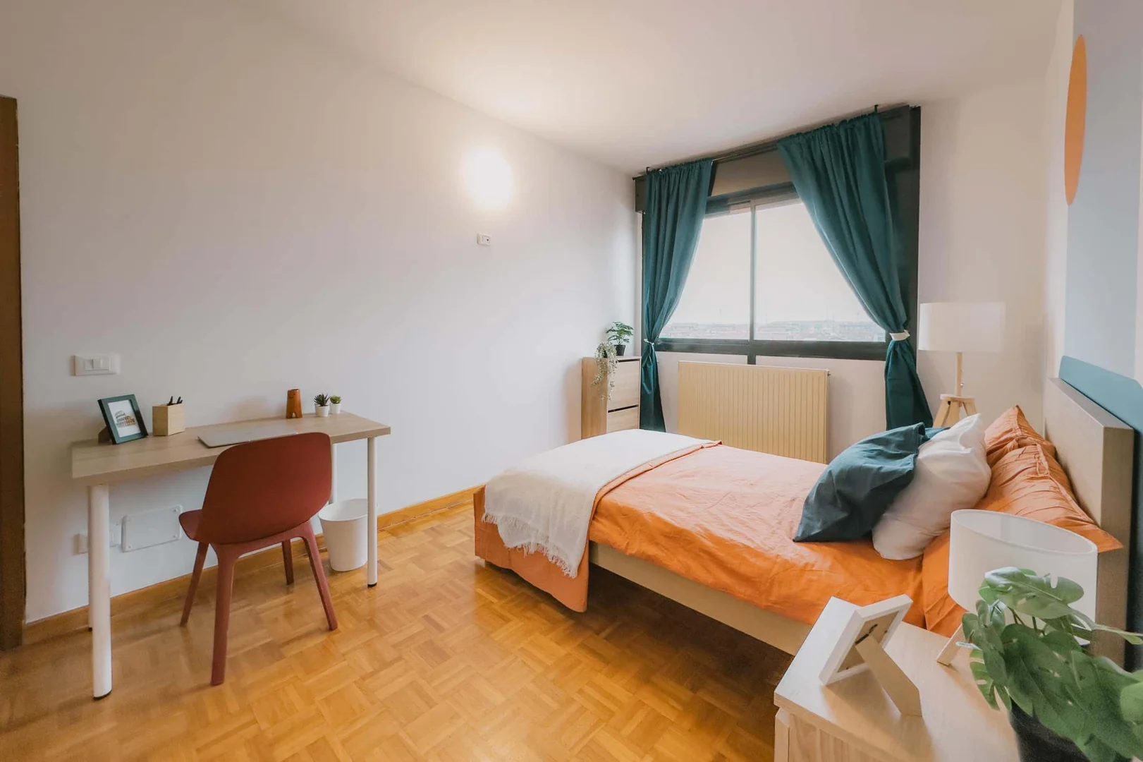 Chambre abordable pour les étudiants avec un bon éclairage dans 