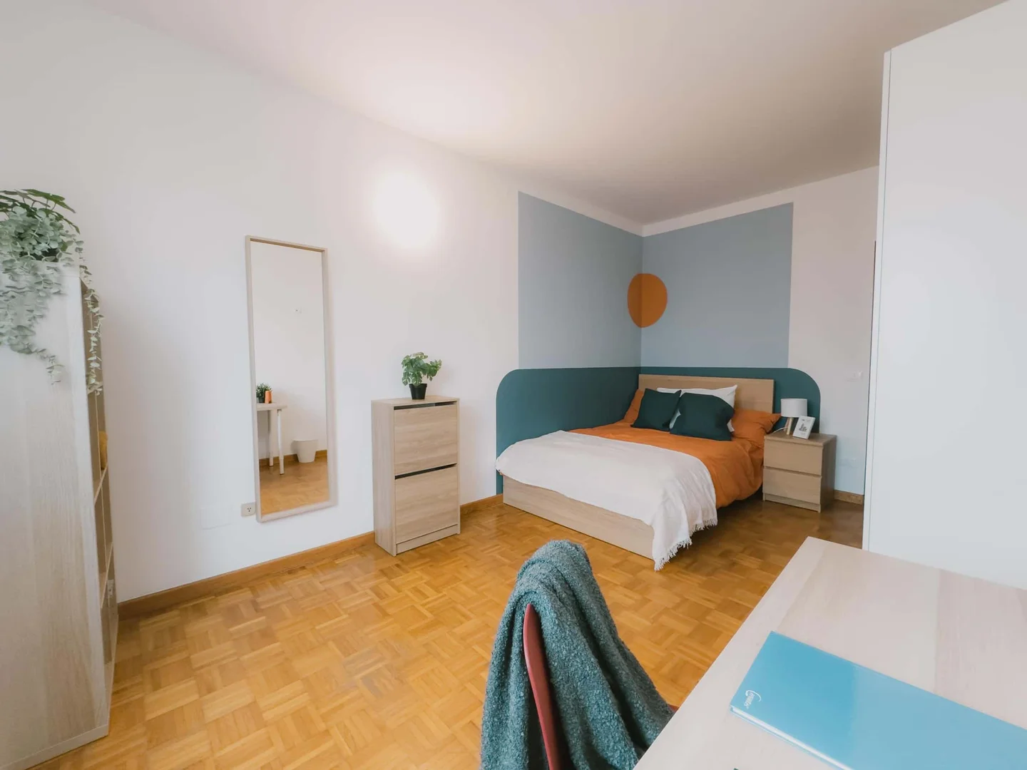 Chambre d'étudiant à  avec espace d'étude et installations communes