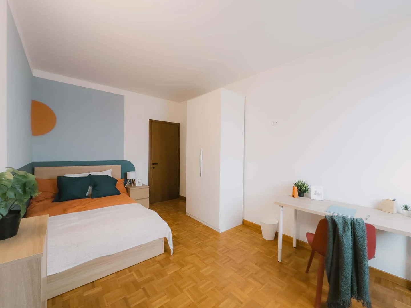 Chambre d'étudiant lumineuse et aérée avec accès facile à l'université dans 