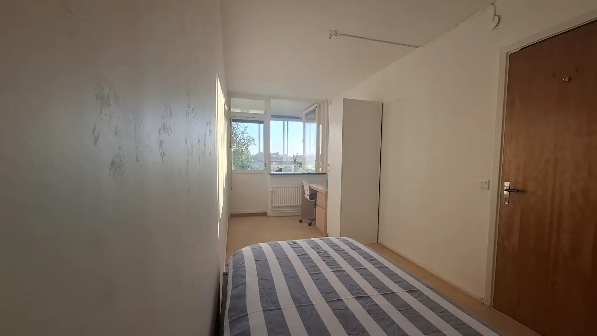 Quarto amigo do estudante em  com comodidades modernas