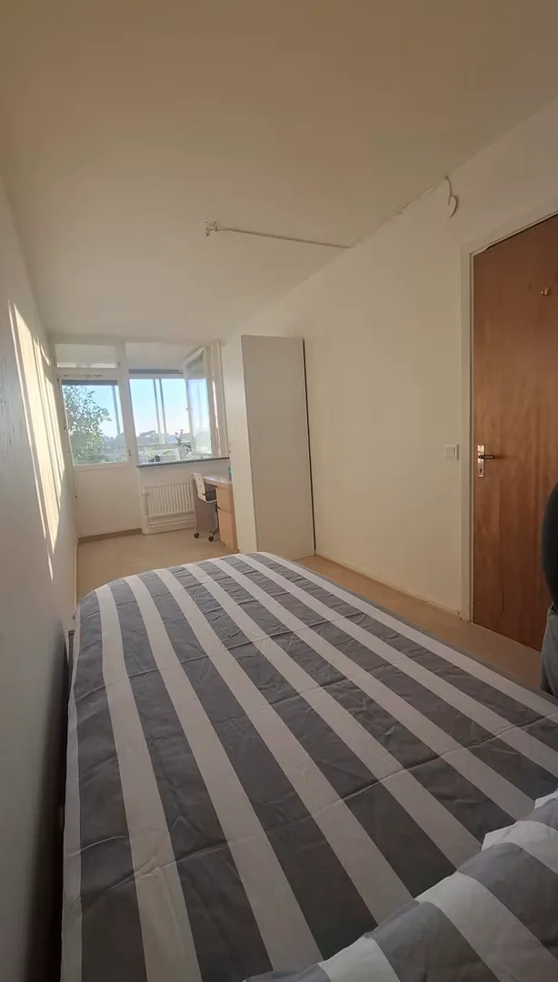 Quarto de estudante luminoso e arejado com acesso fácil à universidade em 
