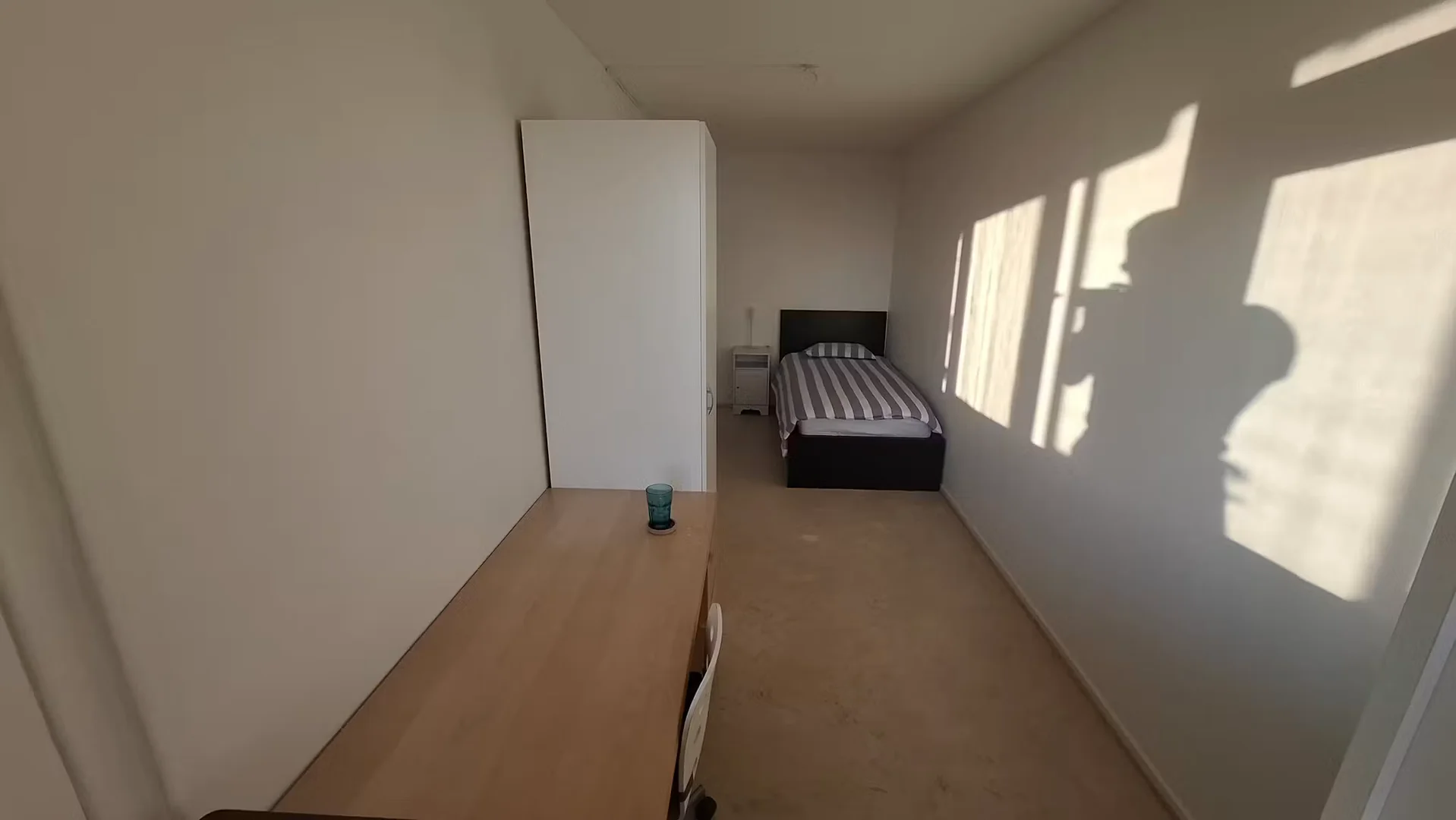 Quarto para alugar em apartamento de estudantes em , totalmente mobilado