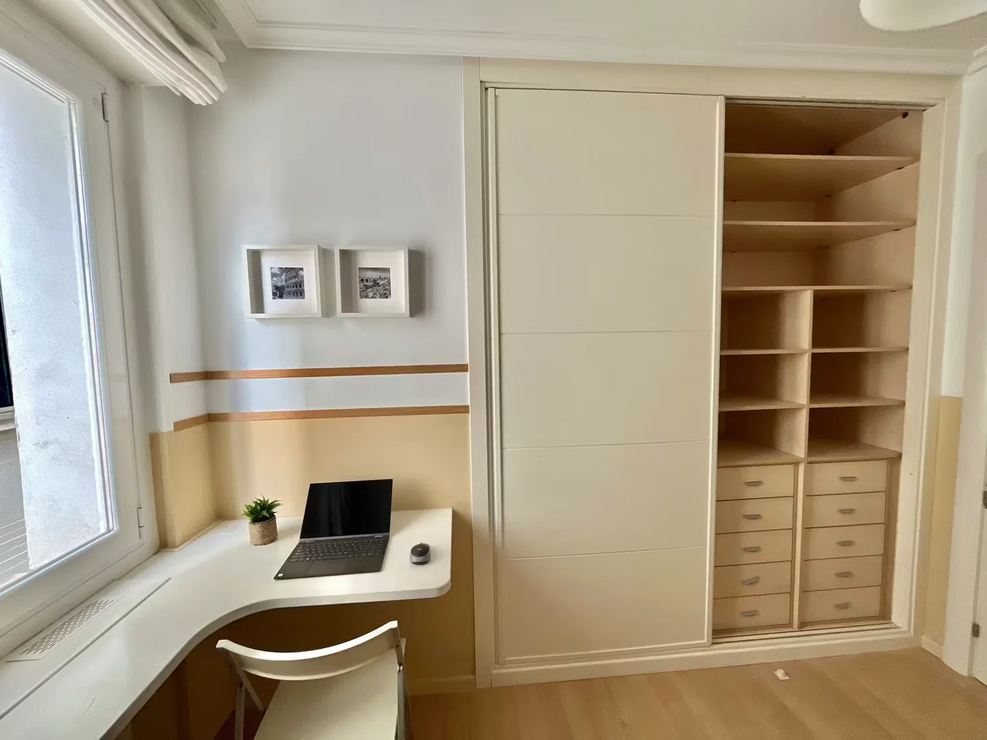 Habitación estudiantil luminosa y aireada con fácil acceso a la universidad en 