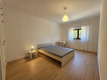 Chambre privée à Estrada Nossa Senhora do Amparo, Leiria, image 1 de 10