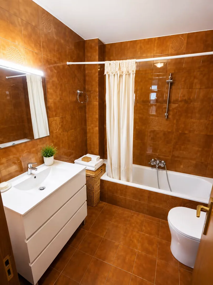 Habitación estudiantil amplia y cómoda en 