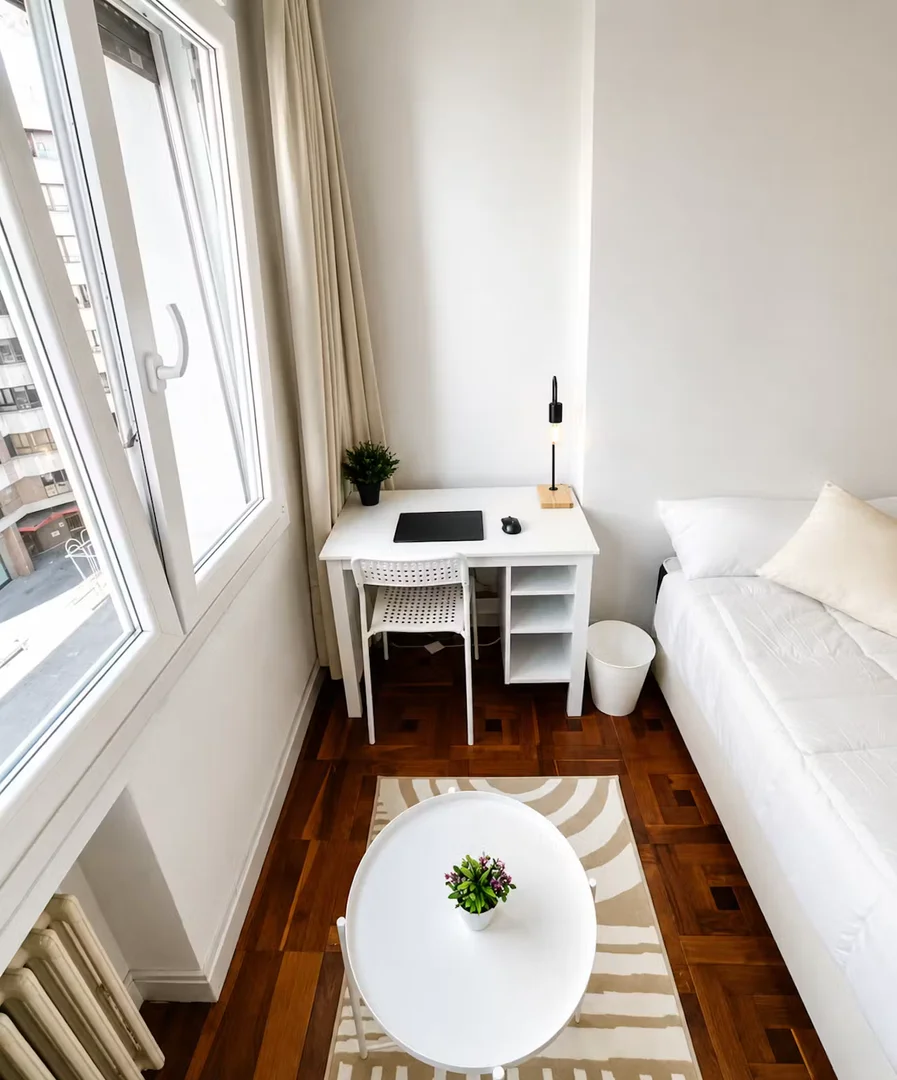 Habitación estudiantil amplia y cómoda en 