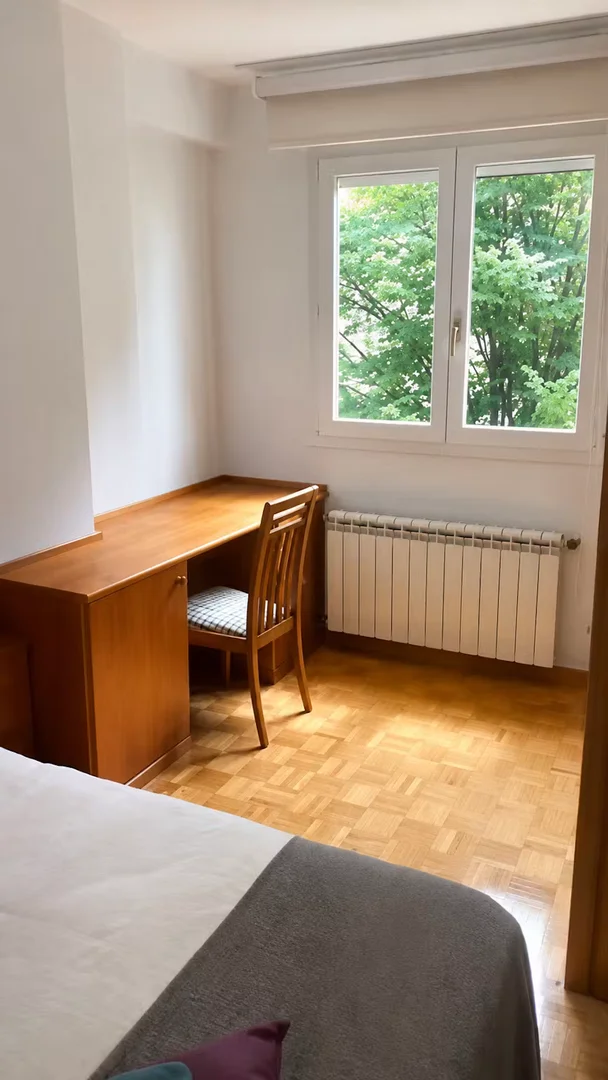 学生公寓房间出租，家具齐全