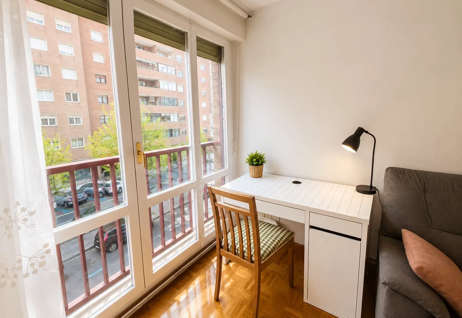 Habitación estudiantil funcional perfecta para estudiar en 