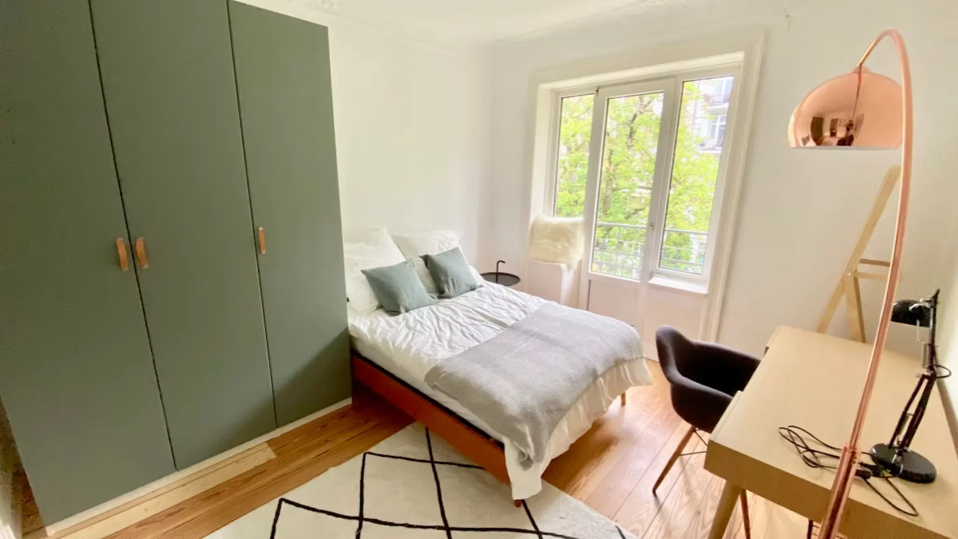 Habitación estudiantil funcional perfecta para estudiar en 