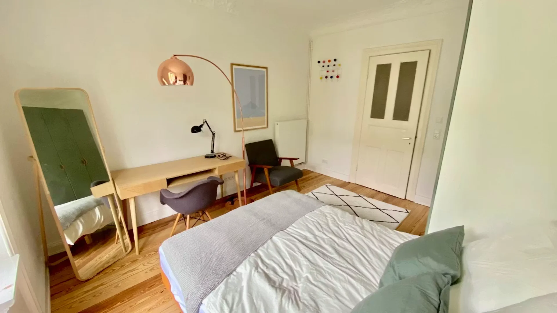 Habitación estudiantil funcional perfecta para estudiar en 
