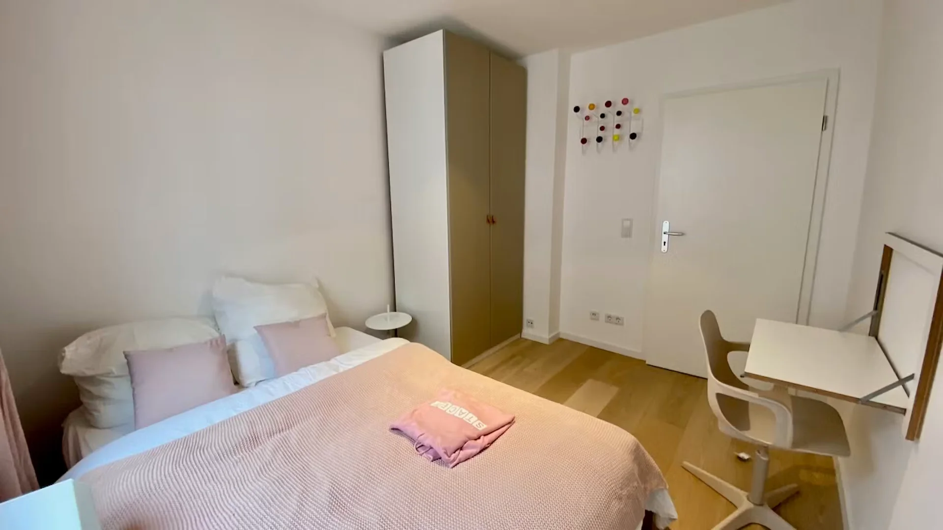 Functional student room perfect for studying in 
