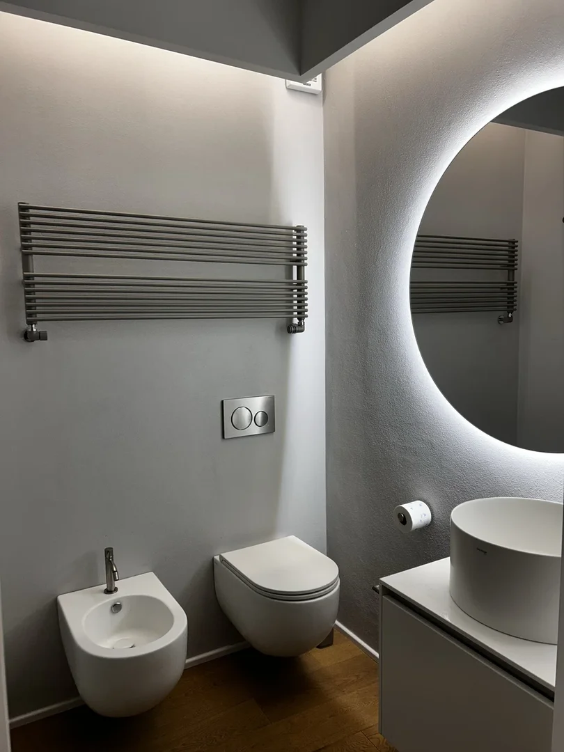 Quarto acessível para estudantes com iluminação ampla em 