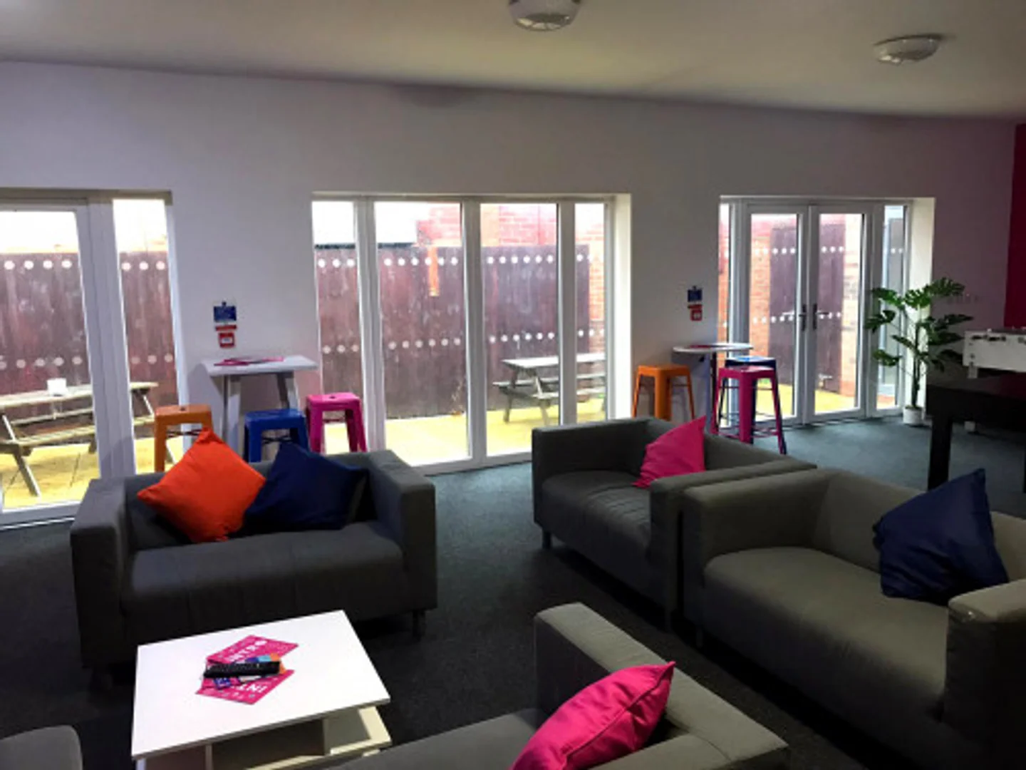 Studentenzimmer in  mit Arbeitsbereich und Gemeinschaftseinrichtungen