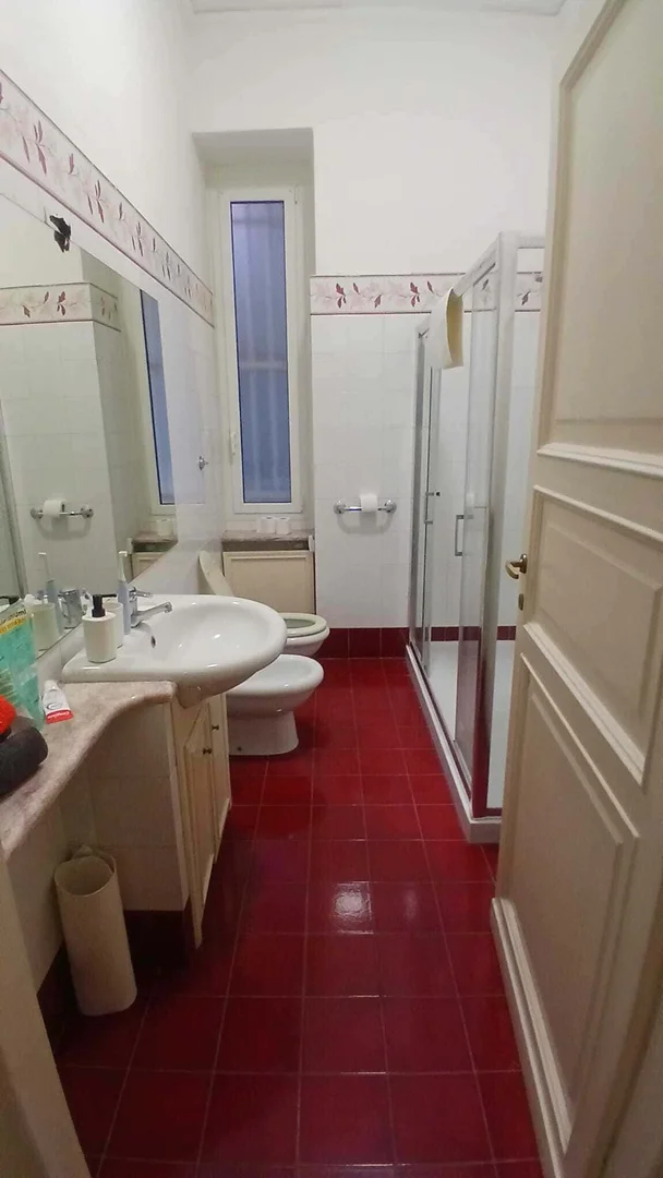 Habitación estudiantil luminosa y aireada con fácil acceso a la universidad en 