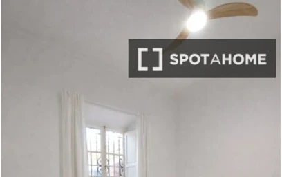 Private room at C. Malasaña, image 3 of 19