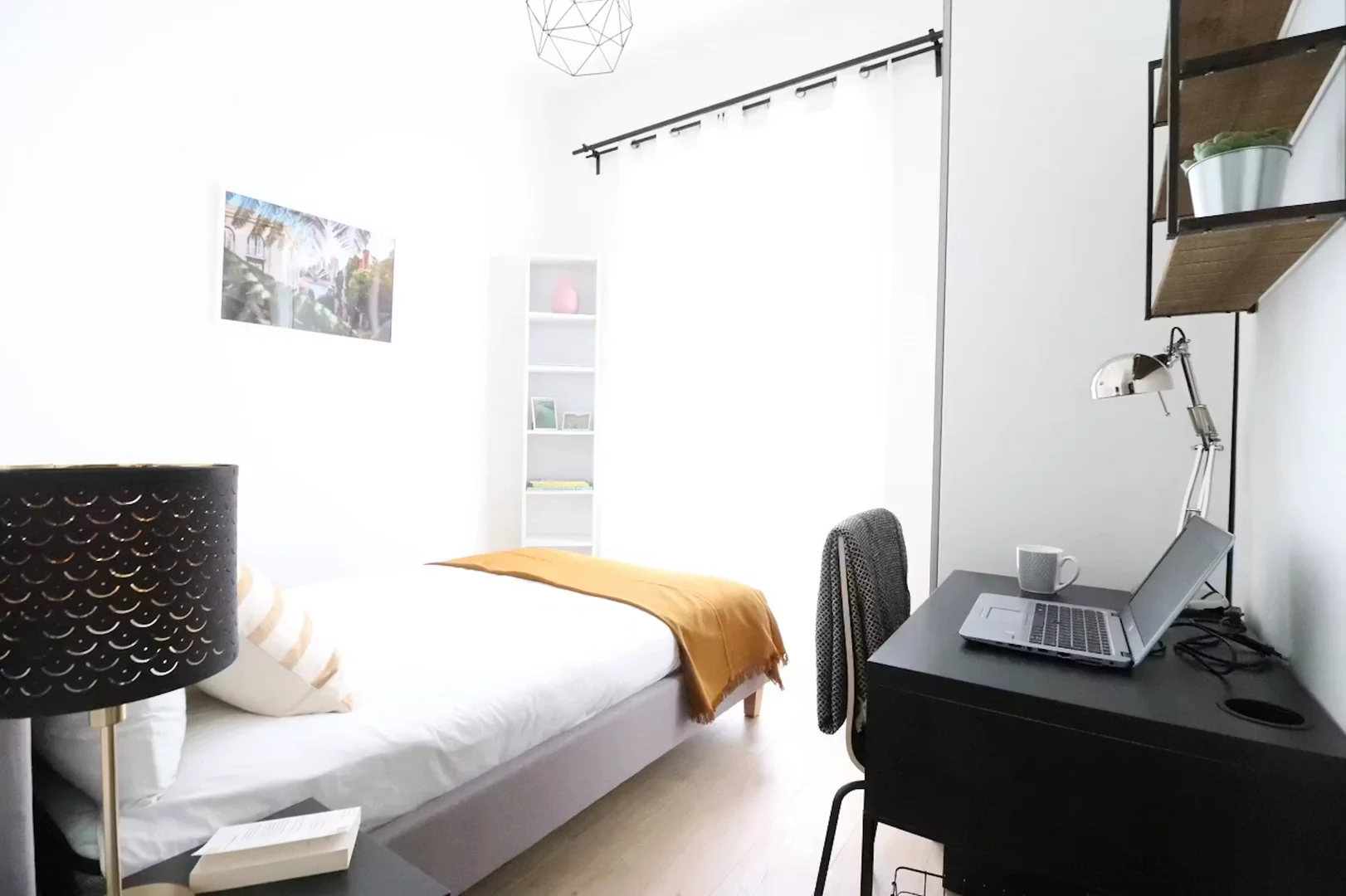 Bright and airy student room with easy university access in 