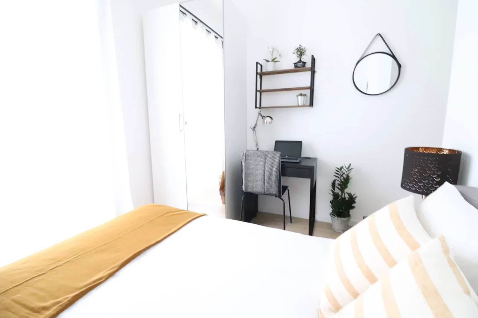 Bright and airy student room with easy university access in 