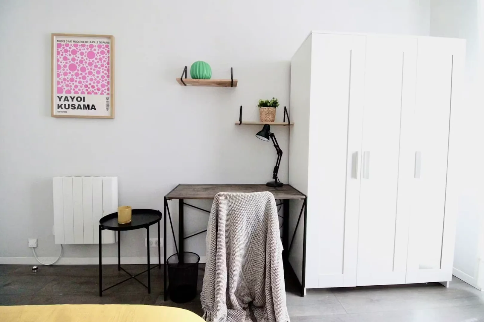 Funktionelles Studentenzimmer perfekt zum Studieren in