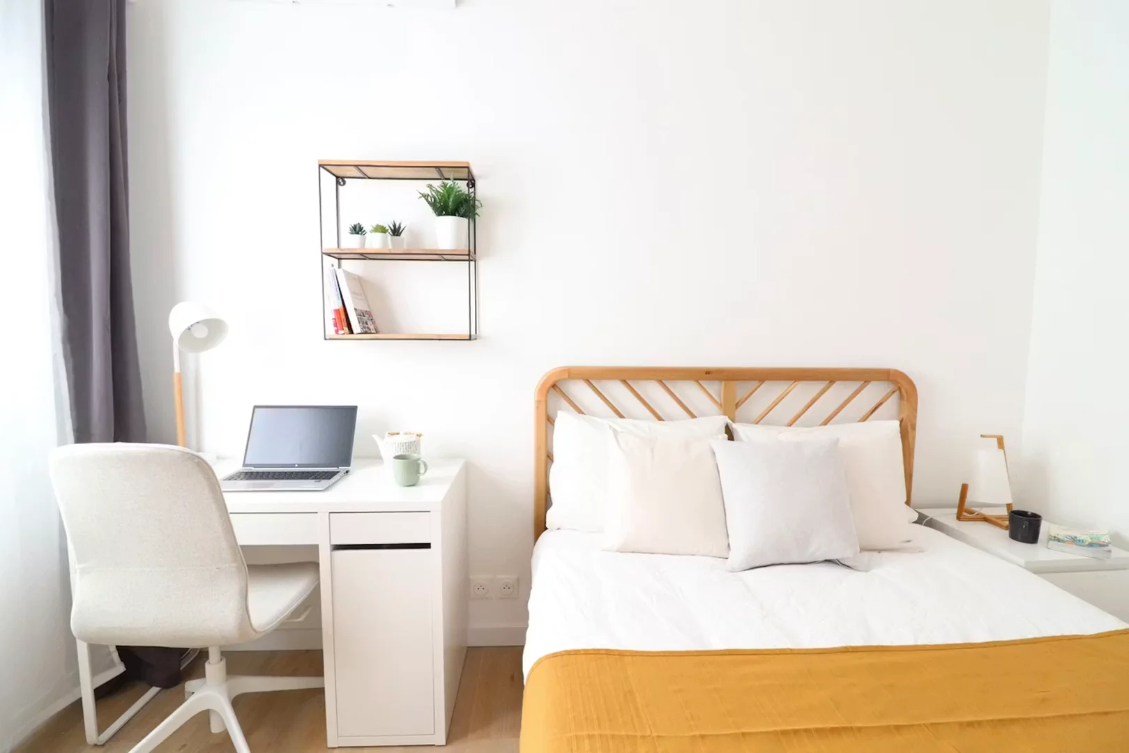 Student-friendly room in  with modern amenities