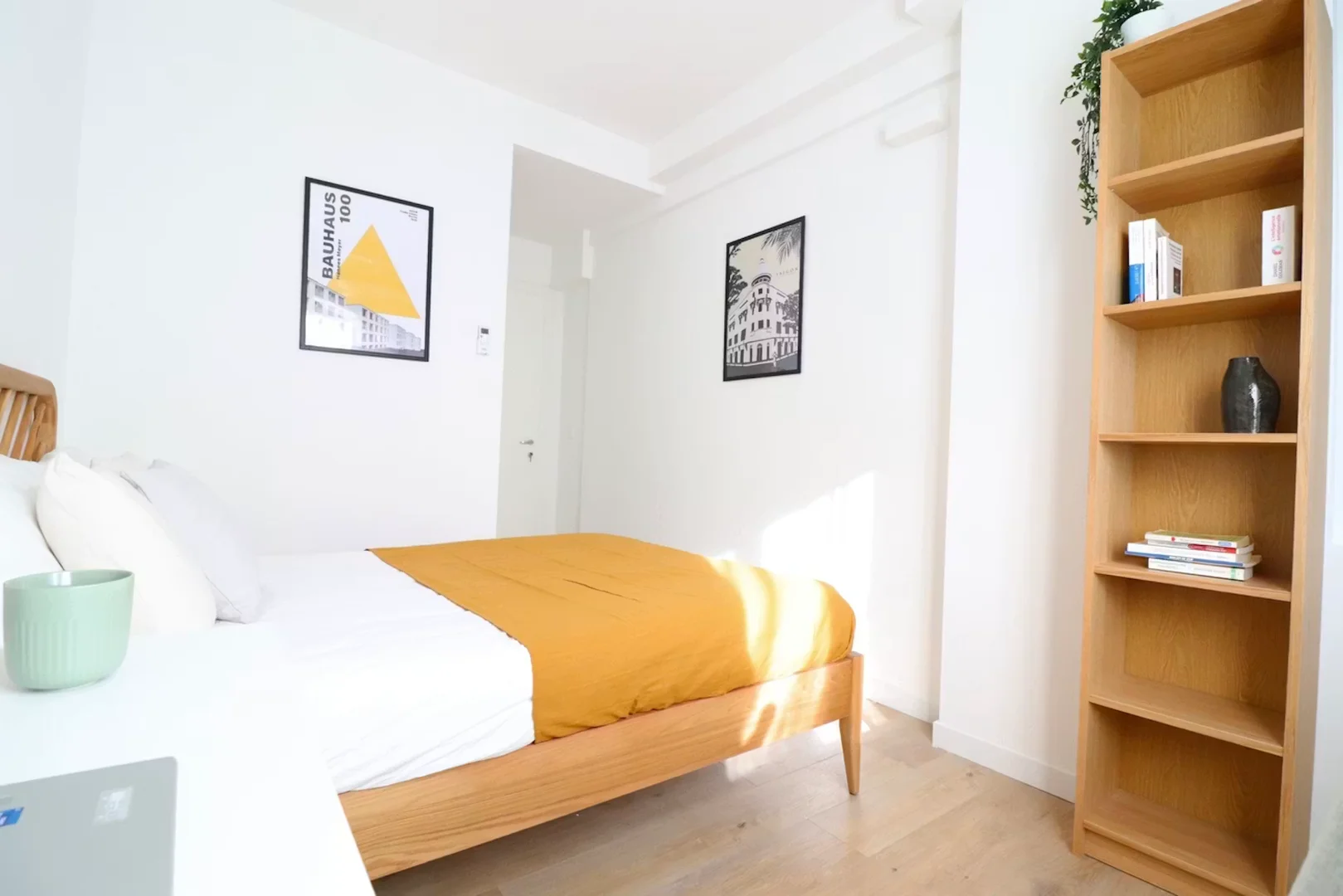 Bright and airy student room with easy university access in 
