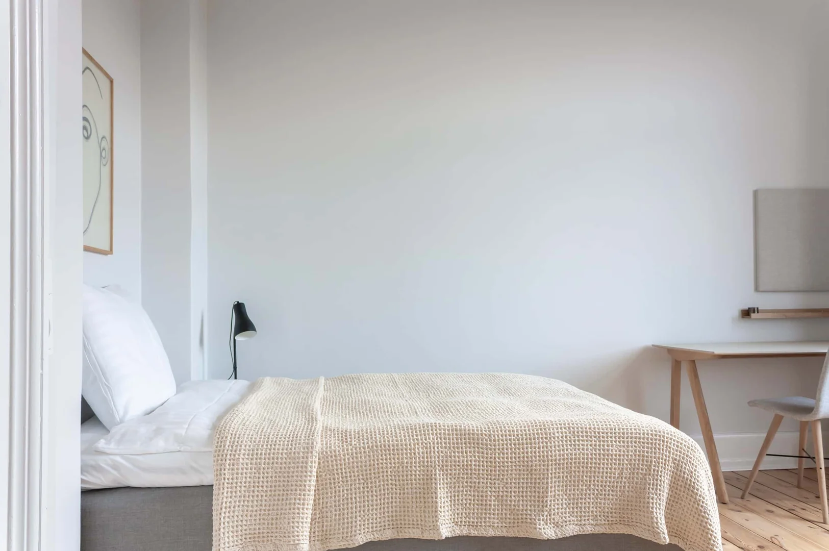 Studentenzimmer in  mit Arbeitsbereich und Gemeinschaftseinrichtungen