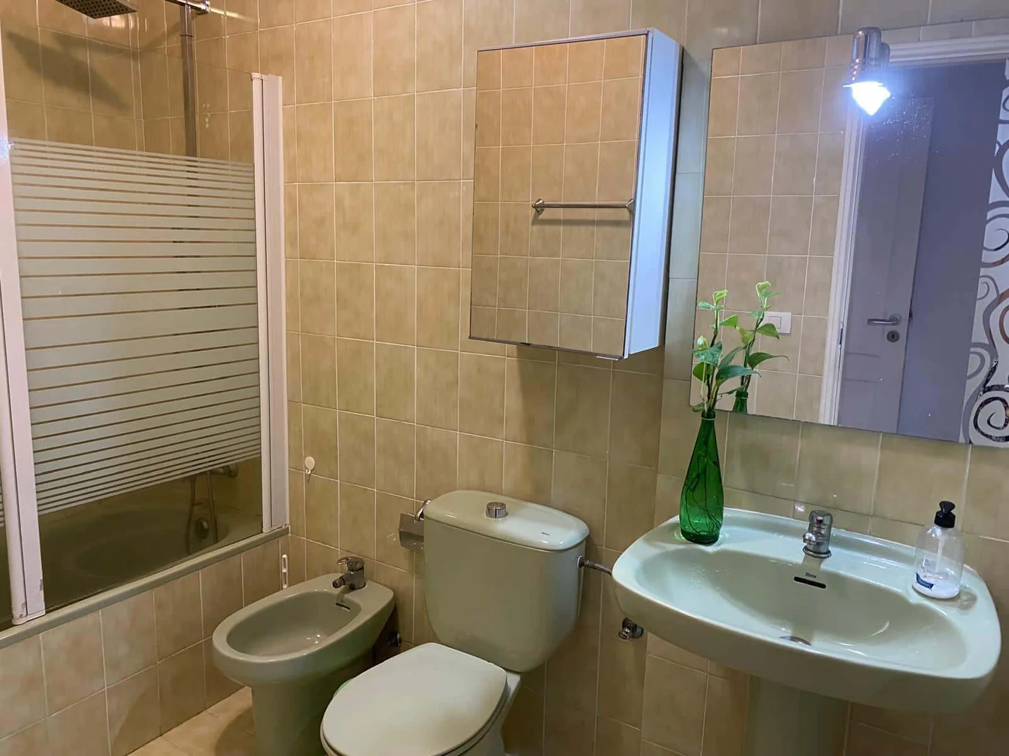 'de öğrenci dairesinde, tamamen mobilyalı kiralık oda