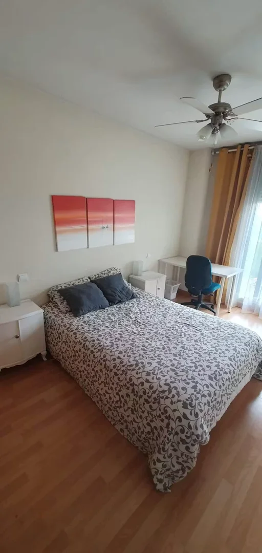 'da üniversiteye kolay erişime sahip aydınlık ve havadar öğrenci odası