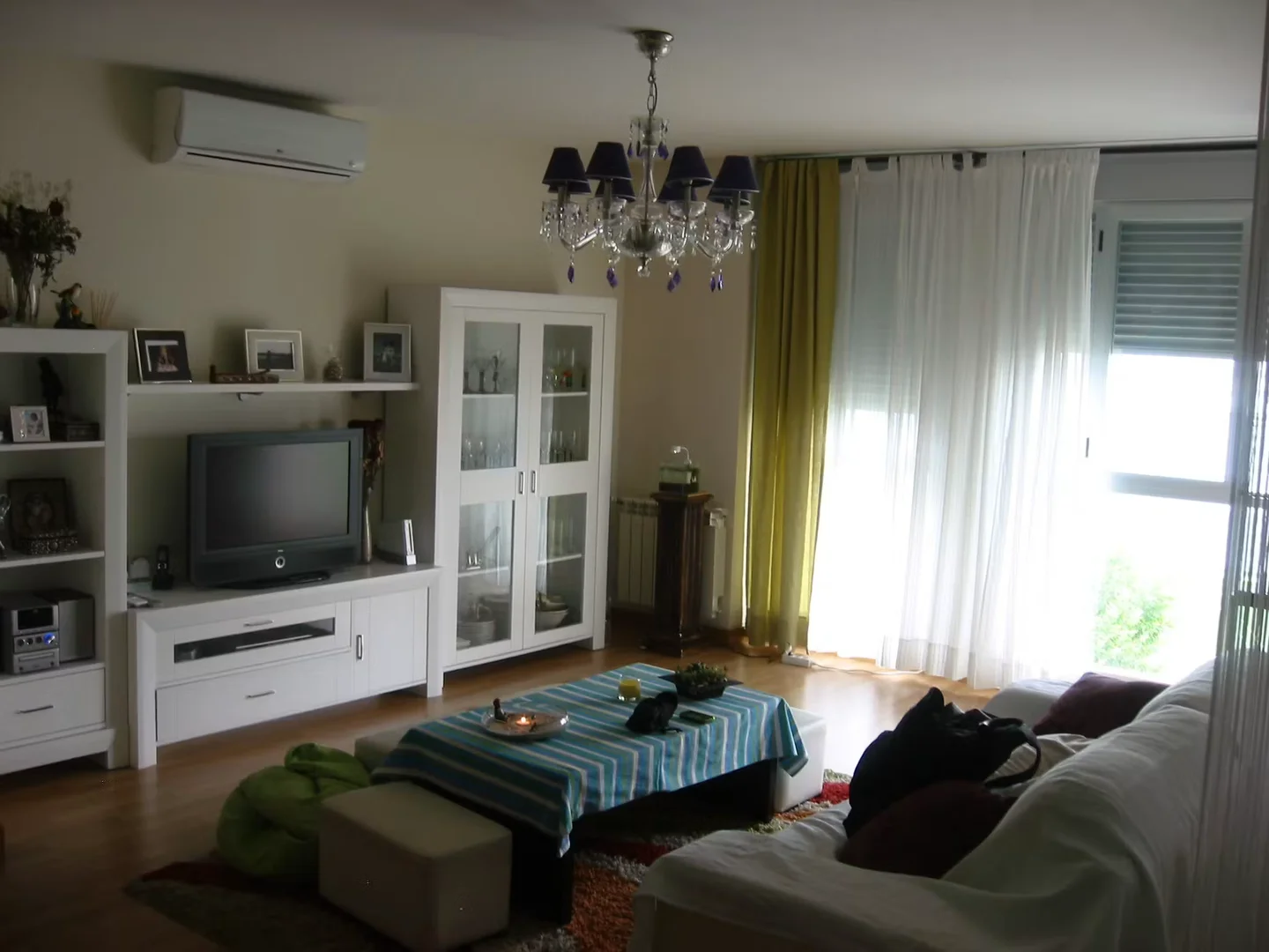 'de modern olanaklara sahip öğrenci dostu oda