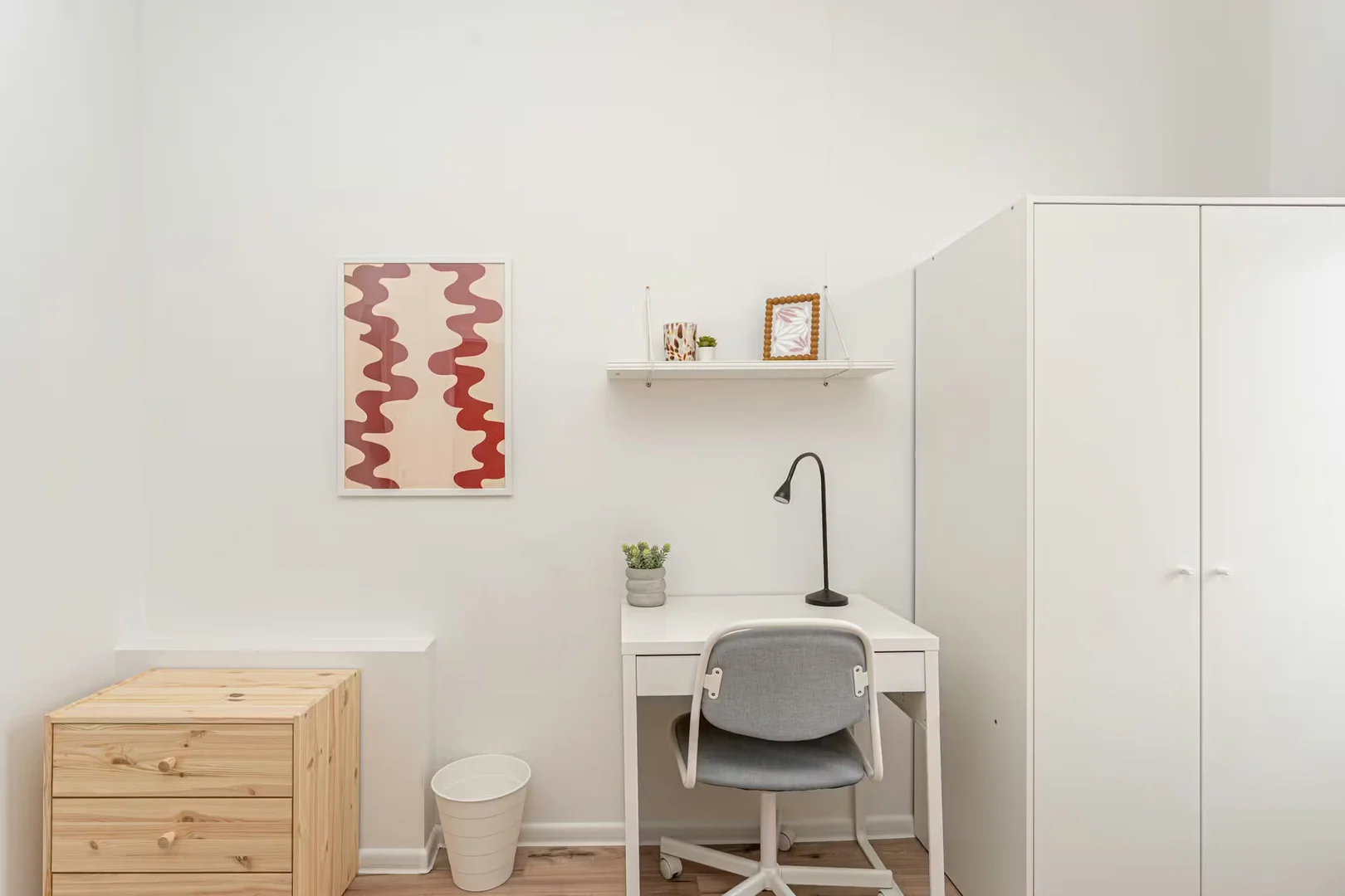 Quarto acessível para estudantes com iluminação ampla em 