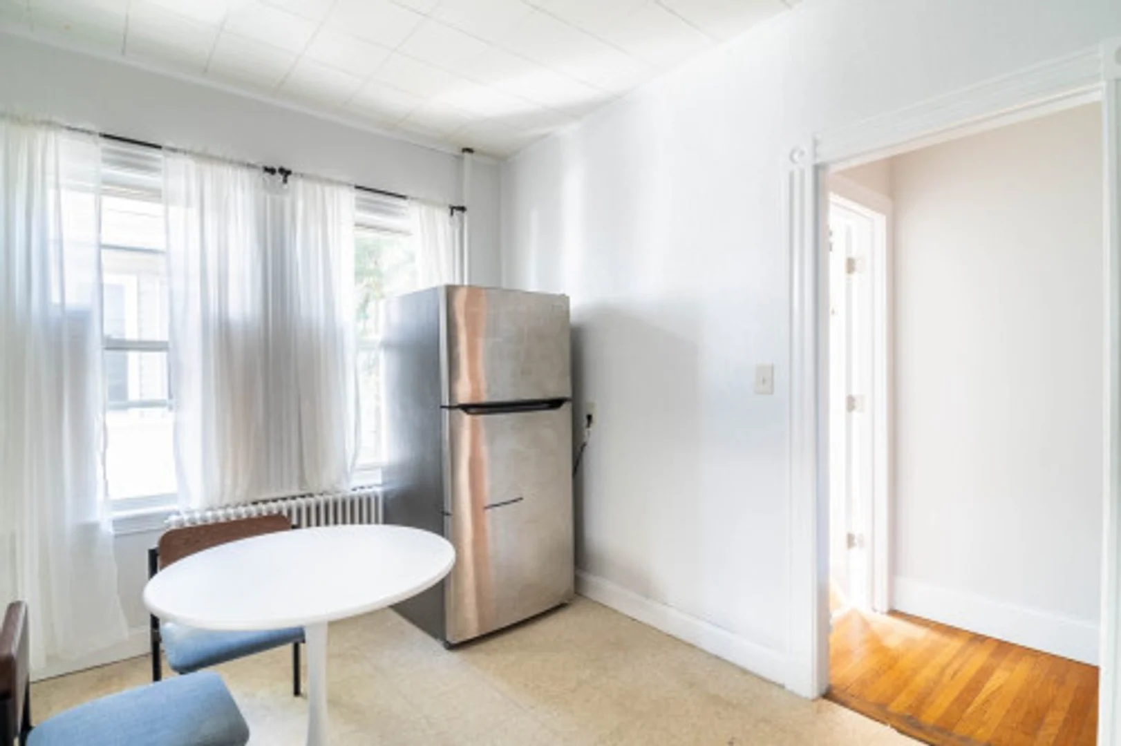 Habitación estudiantil luminosa y aireada con fácil acceso a la universidad en 
