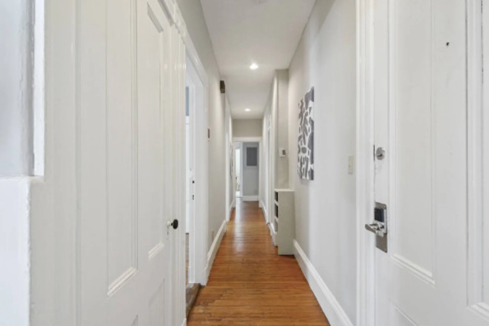 Habitación estudiantil funcional perfecta para estudiar en 