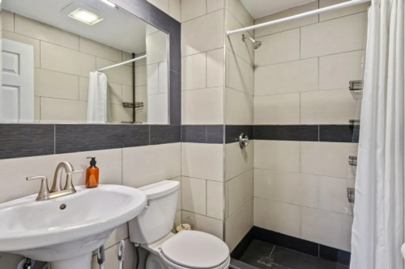 Habitación para estudiantes en  con área de estudio y facilidades compartidas
