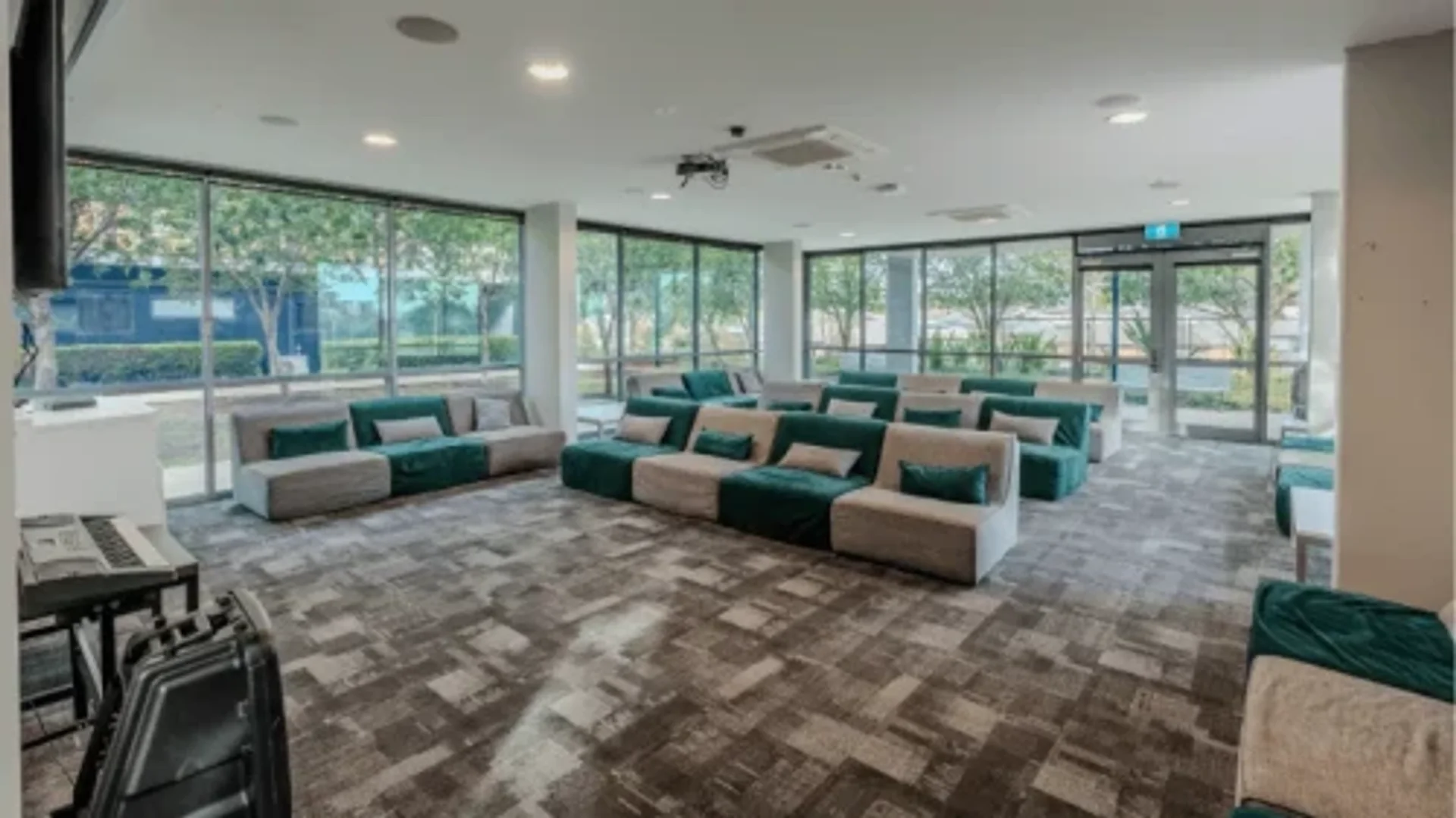 Habitación estudiantil luminosa y aireada con fácil acceso a la universidad en 